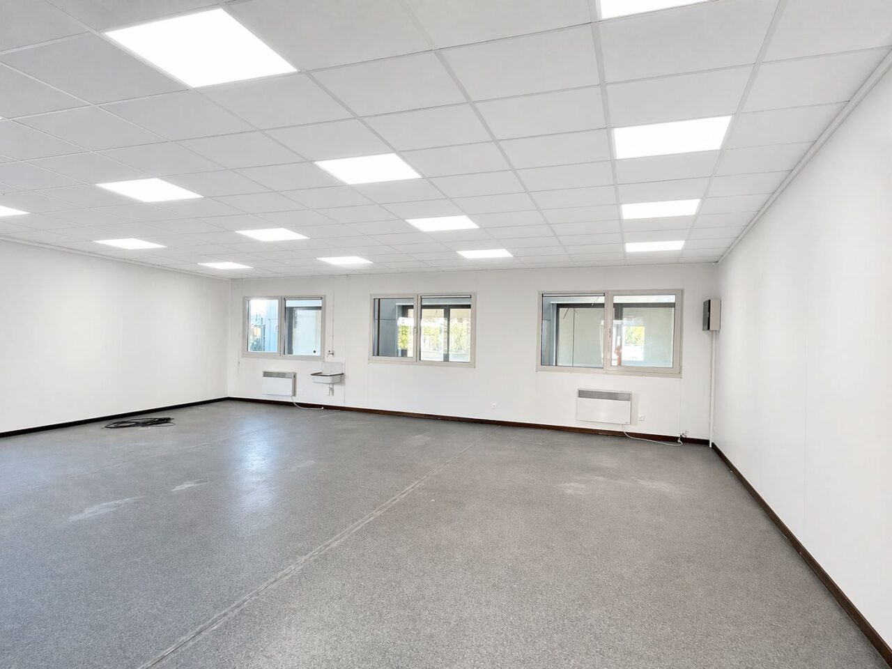 L’aménagement intérieur est soigné avec dalles de faux plafond acoustiques, garantissant une bonne isolation phonique et un environnement agréable.